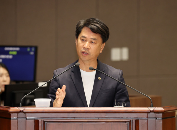 충남도의회는 11일 국민의힘 이상근 의원이 제359회 정례회 제2차 본회의에서 도정질문을 통해 충남형 도시리브투게더 사업의 실효성과 내포신도시 핵심 현안사업 지연 문제를 지적하며, 도민 체감형 대책 마련을 촉구했다고 밝혔다. / 충남도의회 제공