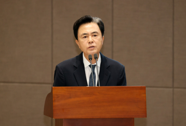 충남도의회는 11일 국민의힘 이상근 의원이 제359회 정례회 제2차 본회의에서 도정질문을 통해 충남형 도시리브투게더 사업의 실효성과 내포신도시 핵심 현안사업 지연 문제를 지적하며, 도민 체감형 대책 마련을 촉구한 가운데, 김태흠 지사가 금융지원 방안을 포함한 종합적인 개선책 마련에 대해 답변하고 있다. / 충남도의회 제공