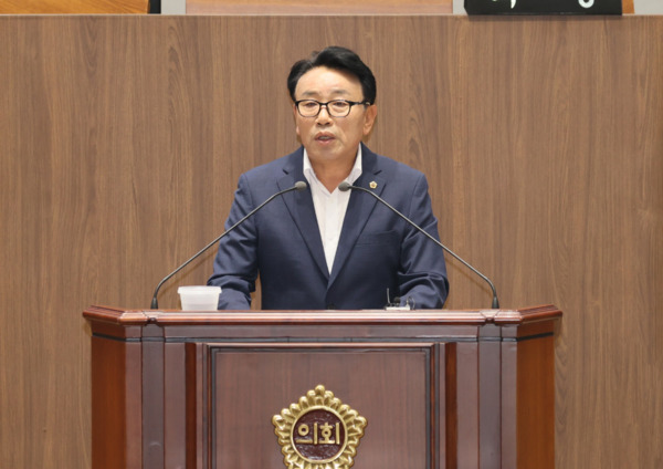 충남도의회는 11일 국민의힘 이철수 의원이 제359회 정례회 제2차 본회의에서 도정 및 교육행정 질문을 통해 '교복 무상 지원'과 '교복나눔 활성화 사업'에 대해 질의하고, 효율적인 예산 활용을 당부했다고 밝혔다. / 충남도의회 제공