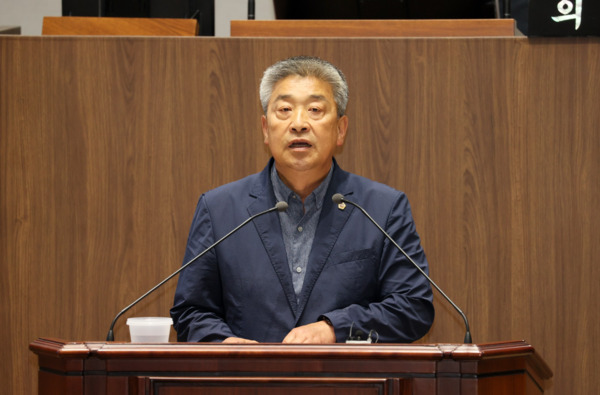 충남도의회는 지난 11일 더불어민주당 전익현 의원이 제359회 정례회 제2차 본회의에서 도정질문을 통해 서천군 야생동물 보호시설 설치 위치 문제‧충남 걷기 실천 앱 '걷쥬' 운영 부실‧대일항쟁기 강제동원 피해자에 대한 실질적 지원 부족 등 세 가지 현안을 지적했다고 밝혔다. / 충남도의회 제공