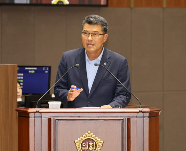충남도의회는 12일 더불어민주당 김기서 의원이 제359회 정례회 제3차 본회의에서 도정질문을 통해 '스마트팜 지원사업의 개선과 소방공무원의 건강관리 제도화 방안 마련'을 주장했다고 밝혔다. / 충남도의회 제공