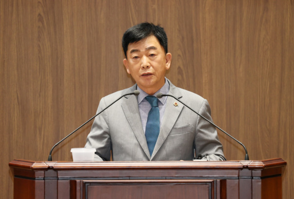 충남도의회는 12일 국민의힘 김석곤 의원이 제359회 정례회 제3차 본회의에서 도정 및 교육행정 질문을 통해 노인보호전문기관 운영과 관련한 문제점을 지적하고, 개선 방안에 대해 질문했다고 밝혔다. / 충남도의회 제공