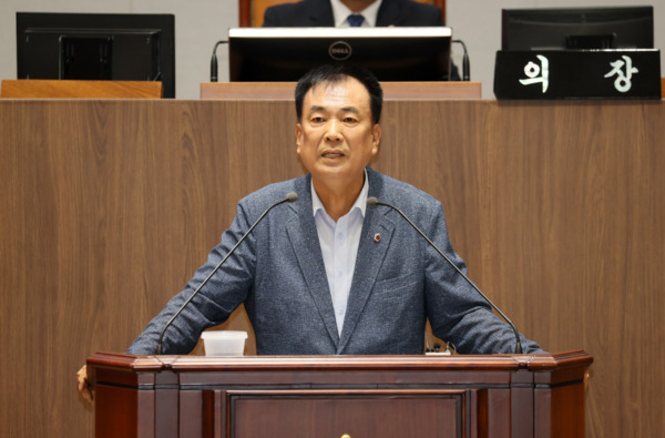 충남도의회는 12일 국민의힘 방한일 의원이 제359회 정례회 제3차 본회의에서 도정질문을 통해 최근 빈발하는 대형산불로부터 도민의 안전과 산림자원 보호를 위해 임도(林道) 인프라의 대폭 확충과 산불 대응체계의 혁신을 강력히 요구했다고 밝혔다. / 충남도의회 제공