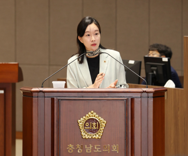 충남도의회는 12일 더불어민주당 이지윤 의원이 제359회 정례회 제3차 본회의에서 교육행정 질문을 통해 아산시 탕정7초등학교와 탕정고등학교 신설과 관련하여 충남교육청의 적극적인 대응을 촉구했다고 밝혔다. / 충남도의회 제공