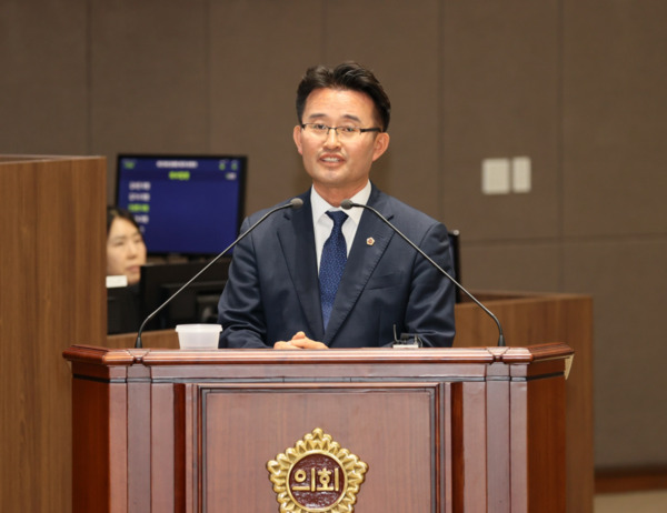 충남도의회는 12일 더불어민주당 안장헌 의원이 제359회 정례회 제3차 본회의에서 도정질문을 통해 새 정부의 정책 방향과 이에 따른 충남도의 대응 전략을 집중적으로 질의하며, 충남만의 차별화된 정책 수립과 도정 반영을 주문했다고 밝혔다. / 충남도의회 제공