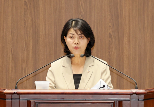 충남도의회는 12일 국민의힘 이현숙 의원이 제359회 정례회 제3차 본회의에서 도정질문을 통해 천안의료원의 인사·계약·예산 운영 전반에 대한 문제점을 조목조목 지적하며, 철저한 진상규명과 함께 재발 방지 대책 마련을 촉구했다고 밝혔다. / 충남도의회 제공