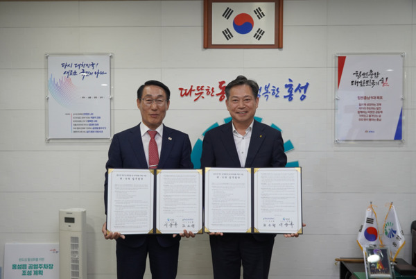 충남신용보증재단은 지난 10일 홍성군과 청년 창업 및 디지털화 지원을 위해 '홍성군 청년 로컬 창업 및 디지털화 지원사업' 업무협약을 체결했다고 밝혔다(사진 왼쪽부터 이용록 홍성군수, 조소행 충남신용보증재단 이사장). / 충남신용보증재단 제공