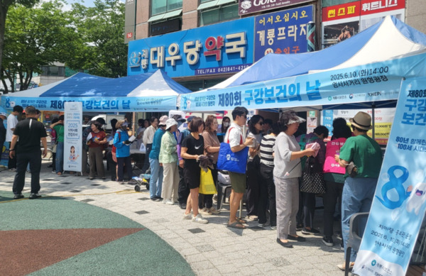 계룡시는 지난 9일부터 13일까지 제80회 구강보건의 날(6월 9일)을 맞아 다양한 구강보건의 날 기념행사를 성황리에 마무리했다고 밝혔다. 사진은 '헌 칫솔 다오, 새 칫솔 줄게' 모습 / 계룡시청 제공