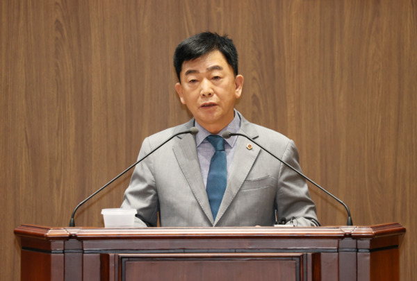 충남도의회는 지난 12일 국민의힘 김석곤 의원이 제359회 정례회 제3차 본회의에서 도정 및 교육행정 질문을 통해 금산지역 경제 활성화를 위한 새로운 관광사업 방안을 제안했다고 밝혔다. / 충남도의회 제공