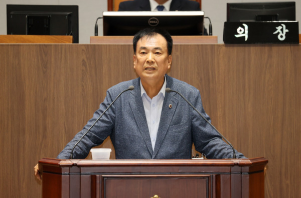 충남도의회는 지난 12일 국민의힘 방한일 의원이 제359회 정례회 제3차 본회의에서 도정질문을 통해 무기질비료 가격 급등에 따른 농가 부담 완화를 위해 충남도의 선제적 지원 대책 마련을 촉구했다고 밝혔다. / 충남도의회 제공