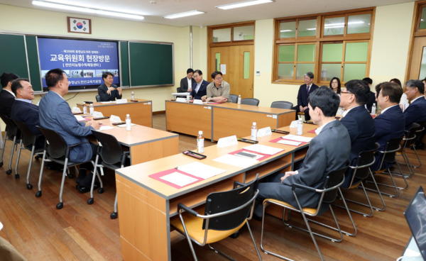 충남도의회 교육위원회는 13일 제359회 정례회 일정 중 천안지능형수학체험센터와 숲체험교육원을 방문해 운영 현황과 개원 준비 상황을 점검하고 개선 방안을 모색했다고 밝혔다. / 충남도의회 제공