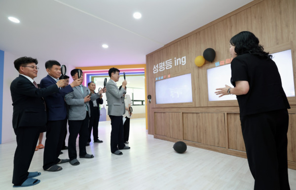 충남도의회 보건복지환경위원회는 13일 제359회 정례회 기간 중 천안시에 있는 천안의료원과 청소년성문화센터·학교밖청소년지원센터·청소년상담복지센터·청소년활동진흥센터를 방문해 운영 현황을 보고 받았다고 밝혔다. 사진은 청소년성문화센터 방문 모습 / 충남도의회 제공