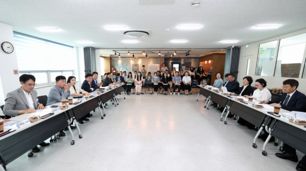 충남도의회 보건복지환경위원회는 13일 제359회 정례회 기간 중 천안시에 있는 천안의료원과 청소년성문화센터·학교밖청소년지원센터·청소년상담복지센터·청소년활동진흥센터를 방문해 운영 현황을 보고 받았다고 밝혔다. 사진은 학교밖청소년지원센터 방문 모습 / 충남도의회 제공