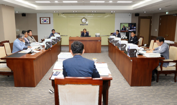 충남도의회 건설소방위원회는 13일 제359회 정례회 제1차 회의를 개최하고, 충남도 소방본부와 건축도시국에 대한 2024회계연도 결산 및 조례안을 심의했다고 밝혔다. / 충남도의회 제공