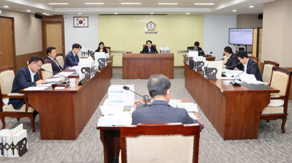 충남도의회 기획경제위원회는 13일 제359회 정례회 제1차 회의를 개최하고, AI데이터정책관·투자통상정책관·인재개발원 소관 2024회계연도 충청남도 결산 승인의 건을 심사했다고 밝혔다. / 충남도의회 제공