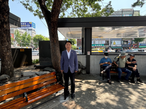 종로구의회는 지난 5일 국민의힘 이시훈 의원(행정문화위원장)이 종로5가역 7번 및 8번 출구 앞 민원 해결 현장을 방문했다고 밝혔다. / 이시훈 의원 제공