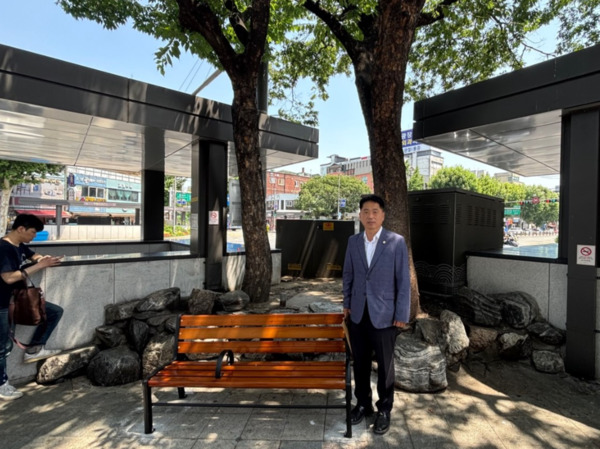 종로구의회는 지난 5일 국민의힘 이시훈 의원(행정문화위원장)이 종로5가역 7번 및 8번 출구 앞 민원 해결 현장을 방문했다고 밝혔다. / 이시훈 의원 제공