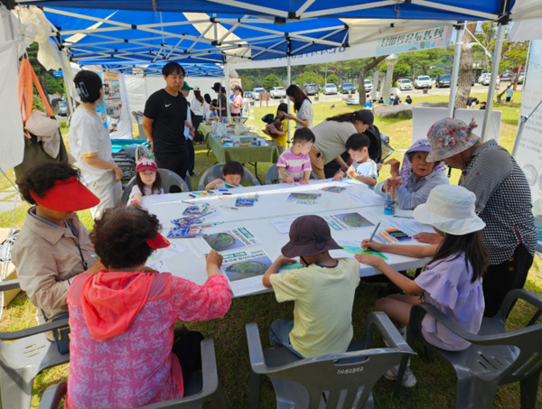 시민단체 '소들섬을 사랑하는 사람들'은 14일 오전 11시부터 오후 3시까지 당진시청 잔디광장에서 소들섬을 람사르습지로 지정할 것을 촉구하는 행사를 펼쳐 눈길을 끈 가운데, 어린이들이 소들섬 그림에 색칠하고 있다. / 시민단체 '소들섬을 사랑하는 사람들' 제공