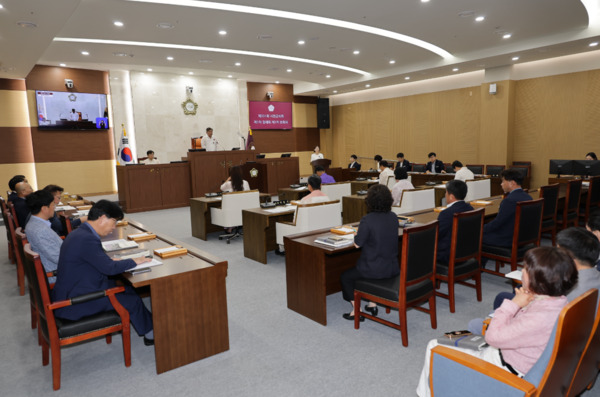 서천군의회는 16일 제331회 제1차 정례회 제1차 본회의를 개회하고, 오는 27일까지 12일간의 의사일정에 돌입한 가운데, 김경제 의장이 개회사를 하고 있다. / 서천군의회 제공