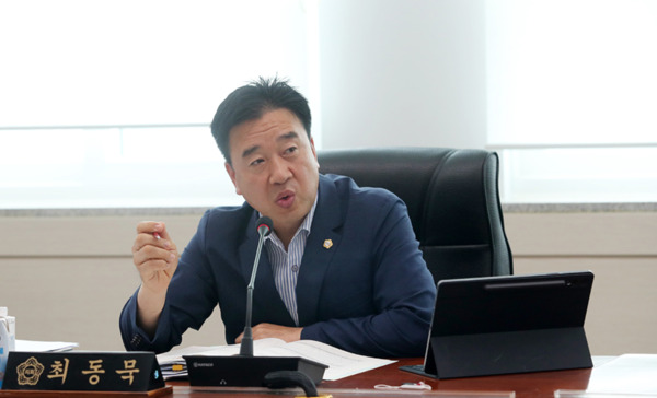 서산시의회는 지난 13일 더불어민주당 최동묵 의원이 제306회 제1차 정례회 행정사무감사(2일차) 스마트정보과 감사에서 CCTV 통합안전센터 운영과 관련한 문제점을 지적하며, 유관기관 간 실시간 협조 체계 강화와 장비관리 철저를 당부했다고 밝혔다. / 최동묵 의원 제공