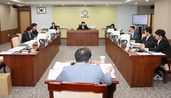 충남도의회 기획경제위원회는 16일 제359회 정례회 제2차 회의를 개최하고, 산업경제실 소관 조례안·출연계획안과 2024회계연도 충청남도 결산 승인의 건 등을 심사했다고 밝혔다. / 충남도의회 제공