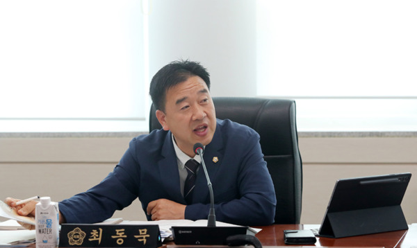 서산시의회는 지난 13일 더불어민주당 최동묵 의원이 2025년 행정사무감사 민원봉사과 감사에서 관내 열주형(경관조명) 가로등의 구조적 문제를 지적하며, 시민 안전을 위한 전면 개선을 강력히 촉구했다고 밝혔다. / 최동묵 의원 제공