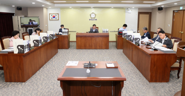충남도의회 행정문화위원회는 16일 제359회 정례회 제1차 회의를 개최하고, 감사위원회·자치경찰위원회·청년정책관 소관 조례안과 2024 회계연도 결산안을 심사하며, 불용액 과다 등을 지적하고 효율적인 예산 집행을 당부했다고 밝혔다. / 충남도의회 제공