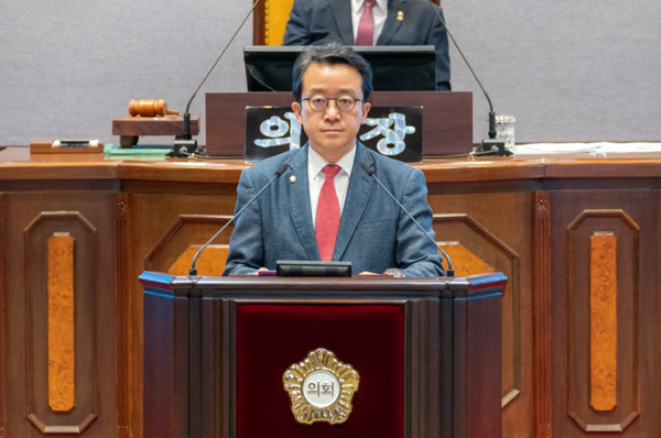 서울시 강남구의회는 17일 국민의힘 윤석민 의원이 제328회 제1차 정례회 제2차 본회의에서 5분 자유발언을 통해 '강남 인 블룸(Gangnam in Bloom) 프로젝트'를 제안하며, 강남을 세계적인 정원도시로 만들기 위한 비전을 제시했다고 밝혔다. / 윤석민 의원 제공