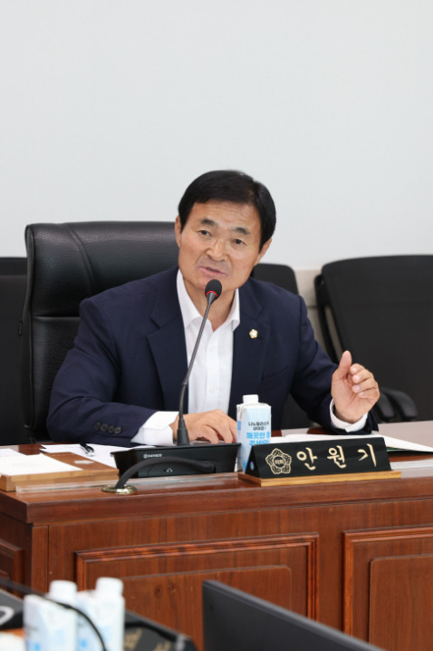 서산시의회는 18일 국민의힘 안원기 의원 제306회 정례회 기간 중 투자유치과 행정사무감사에서 서산시 남부산업단지 개발 지연 문제를 집중적으로 다루었다고 밝혔다. / 안원기 의원 제공