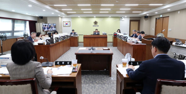 충남도의회 행정문화위원회는 18일 제359회 정례회 제3차 회의를 개최하고, 공보관·대변인·문화체육관광국 소관 조례안과 2024 회계연도 결산안을 심사했다고 밝혔다. / 충남도의회 제공