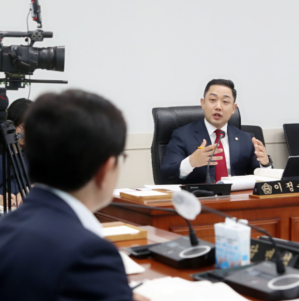 서산시의회는 제306회 제1차 정례회 기간 중 지난 15일 2025년 서산시 기획예산담당관 행정사무감사에서 국민의힘 이정수 의원이 서산시 청년정책의 전반적인 문제를 꼬집으며, 청년을 도시의 미래 동력으로 육성하기 위한 획기적인 대책을 제안했다고 밝혔다. / 이정수 서산시의원 제공