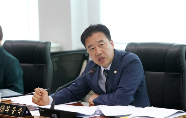 서산시의회는 지난 16일 더불어민주당 최동묵 의원이 제306회 제1차 정례회 2025년도 행정사무감사 중 회계과를 대상으로 한 감사에서 내구연한이 지난 공공 물품의 처리방식에 대한 새로운 대안을 제시했다고 밝혔다. / 최동묵 의원 제공
