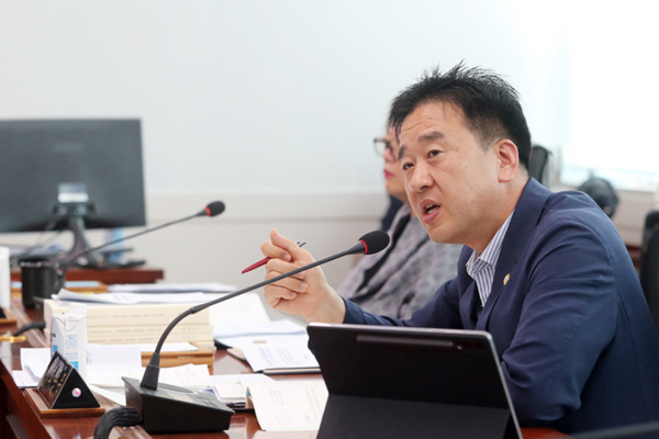 서산시의회는 지난 17일 더불어민주당 최동묵 의원이 제306회 제1차 정례회 2025년도 행정사무감사 중 경로장애인과를 대상으로 한 감사에서 서산시 관내 경로당 내 어르신들의 안전 강화를 위한 실질적 대책 마련을 강력히 주문했다고 밝혔다. / 서산시의회 제공