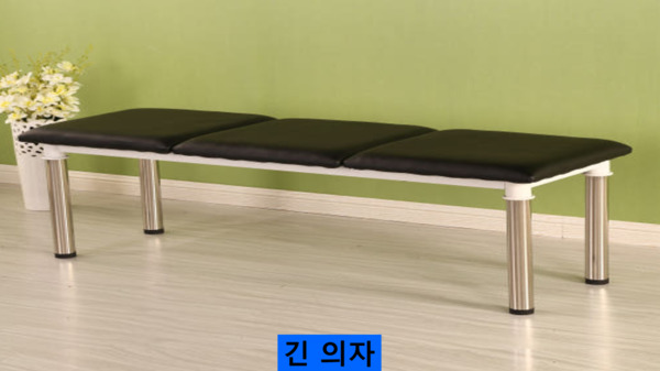 서산시의회는 지난 17일 더불어민주당 최동묵 의원이 제306회 제1차 정례회 2025년도 행정사무감사 중 경로장애인과를 대상으로 한 감사에서 서산시 관내 경로당 내 어르신들의 안전 강화를 위한 실질적 대책 마련을 강력히 주문했다고 밝혔다. 사진은 긴 의자 모습 / 서산시의회 제공