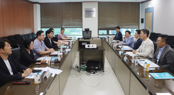 충남도의회는 19일 '충청남도 청년 기업 육성 및 지원을 위한 연구모임'이 제3차 회의를 개최하고, 천안시에 위치한 충남콘텐츠진흥원·충남창업마루나비·중소벤처기업진흥공단 충남지역본부를 차례로 방문해 도내 청년 창업 생태계 현장을 살펴보고, 청년 기업 지원 정책 방향을 논의했다고 밝혔다. / 충남도의회 제공