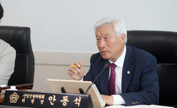 서산시의회는 제306회 제1차 정례회 기간 중 지난 17일 열린 2025년 서산시 해양수산과 행정사무감사에서 안동석 의원(산업건설위원회 위원장)이 귀어타운하우스 입주 여건과 정착 지원 현황에 대해 질의하며, 보다 실효성 있는 운영과 제도적 보완의 필요성을 강조했다고 밝혔다. / 안동석 의원 제공