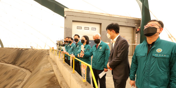 서산시의회 산업건설위원회는 지난 19일 2025년도 행정사무감사 중 지곡면 오토밸리 산업폐기물 매립장에 대한 현장방문을 실시했다고 밝혔다. / 서산시의회 제공