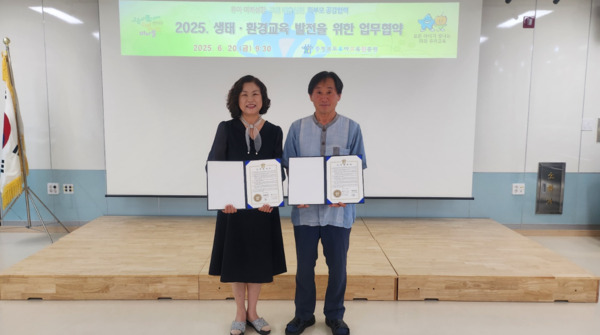 충북교육청 직속기관 유아교육진흥원은 20일 교사연구지원실에서 마을배움길연구소와 생태·환경교육 발전을 위한 업무협약을 체결했다고 밝혔다(사진 왼쪽부터 이양순 유아교육진흥원장, 마을배움길연구소 문재현 소장). / 충북교육청 제공