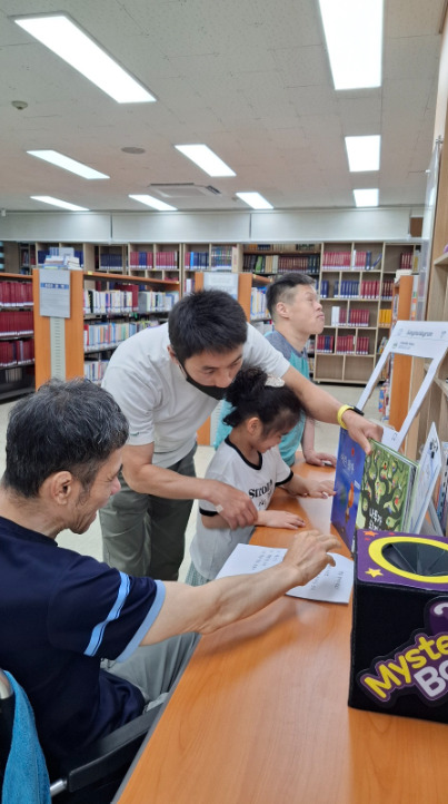 충주성모학교는 성모점자도서관에서 20일 전교생을 대상으로 신간 도서를 색다르게 경험할 기회를 제공하는 독서 행사 ’성모 북스데이(Book’s Day)’를 개최했다고 밝혔다. / 충북교육청 제공