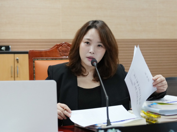 아산시의회는 20일 국민의힘 박효진 의원이 2025년도 행정사무감사에서 자치행정과를 대상으로 자원봉사센터의 운영 실태를 지적하며, 형식적 운영에서 벗어나 시민이 체감할 수 있는 실질적 지원 체계로의 전환을 촉구했다고 밝혔다. / 아산시의회 제공