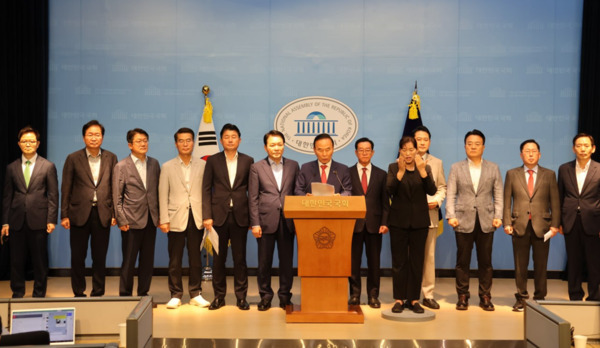 국민의힘 소속 충청권 국회의원 및 당협위원장 일동은 23일 국회 소통관에서 긴급 기자회견을 개최하고, "해수부 부산 이전은 행정수도 포기이자 충청도민 전체에 대한 심각한 배신행위라"고 강력히 비판했다고 밝혔다. / 성일종 의원 제공