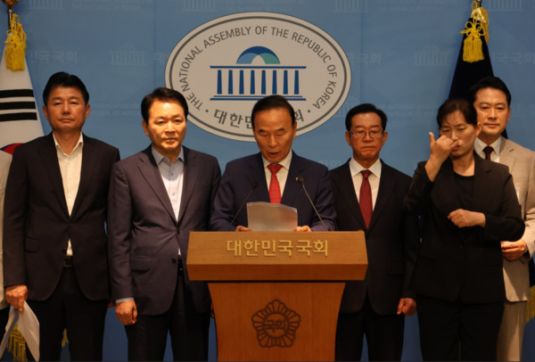 국민의힘 소속 충청권 국회의원 및 당협위원장 일동은 23일 국회 소통관에서 긴급 기자회견을 개최하고, "해수부 부산 이전은 행정수도 포기이자 충청도민 전체에 대한 심각한 배신행위라"고 강력히 비판한 가운데, 박덕흠 의원이 기자회견문을 낭독하고 있다(사진 왼쪽부터 이준배 세종을 당협위원장, 성일종 의원, 박덕흠 의원, 이종배 의원, 수어통역사, 장동혁 의원). / 성일종 의원 제공