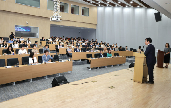 충북교육청 직속기관 유아교육진흥원은 23일 충주 유네스코국제무예센터에서 ‘북부분원 놀이공간 시설 및 운영 프로그램 개발 연구’ 정책연구 용역 최종보고회를 개최한 가운데, 윤건영 교육감이 인사말을 하고 있다. / 충북교육청 제공