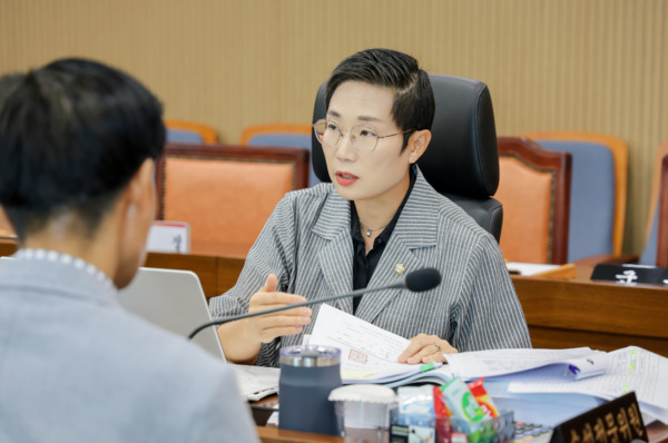 서천군의회는 23일 더불어민주당 김아진 의원이 제331회 정례회 행정사무감사에서 서천군이 운영 중인 정책실명제의 형식적 운영과 부실한 관리 실태를 조목조목 지적하며, 제도 본래 취지에 맞도록 조례를 정비하고 운영방식을 대대적으로 개선할 것을 강력히 촉구했다고 밝혔다. / 서천군의회 제공