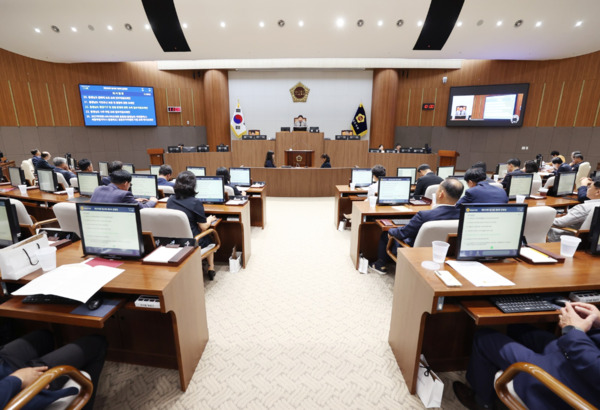 충남도의회는 24일 제359회 정례회 제4차 본회의를 끝으로 이번 회기일정을 모두 마무리한 가운데, 홍성현 의장이 폐회사를 하고 있다. / 충남도의회 제공