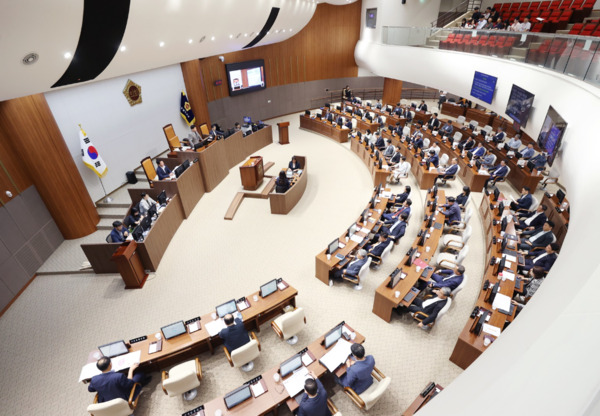 충남도의회는 24일 제359회 정례회 제4차 본회의를 끝으로 이번 회기일정을 모두 마무리한 가운데, 홍성현 의장이 폐회사를 하고 있다. / 충남도의회 제공