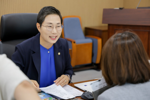 서천군의회는 지난 23일 김아진 의원이 제331회 정례회 행정사무감사에서 서천군의 ‘지방재정투자심사 운영과 지방채 발행의 절차상 문제’를 조목조목 지적하며, 현행 재정 집행 시스템의 총체적인 점검과 개선이 필요하다고 주장했다고 밝혔다. / 김아진 의원 제공