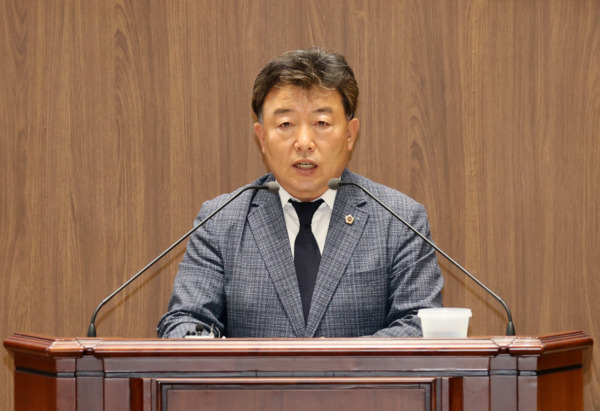 충남도의회는 24일 더불어민주당 오인환 의원이 제359회 정례회 제4차 본회의에서 5분 발언을 통해 '금강 하구 생태복원과 해수유통을 통한 지역 상생 전략 마련 필요성'을 피력하며, 국정과제 채택을 강력 주문했다고 밝혔다. / 충남도의회 제공