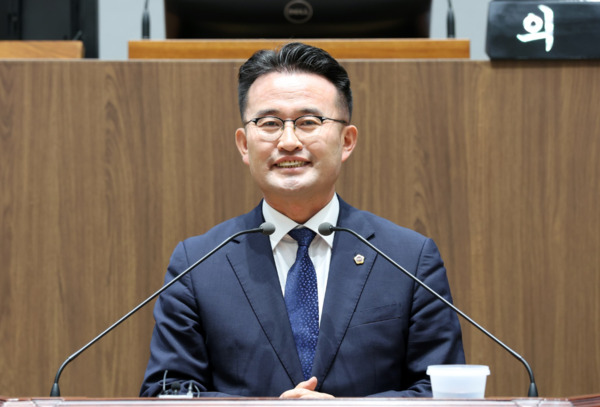 충남도의회는 지난 24일 제359회 정례회 제4차 본회의에서 제4기 예산결산특별위원회 위원을 선임하고, 위원장에 더불어민주당 안장헌 의원을 선출했다고 밝혔다. / 충남도의회 제공