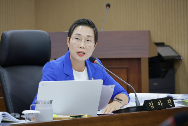 서천군의회는 지난 24일 김아진 의원이 제331회 정례회 행정사무감사에서 서천군 워케이션 조성사업의 실효성과 운영 실태에 대해 강도 높은 감사를 펼쳤다고 밝혔다. / 김아진 의원 제공